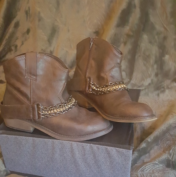 Boots - Picture 6 of 8